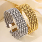 Pulsera de Acero Titanio con Textura Grabada, Chapada en Oro 18K, para Mujer