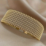 Pulsera de Acero Titanio con Textura Grabada, Chapada en Oro 18K, para Mujer