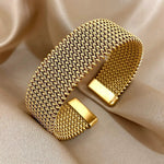 Pulsera de Acero Titanio con Textura Grabada, Chapada en Oro 18K, para Mujer